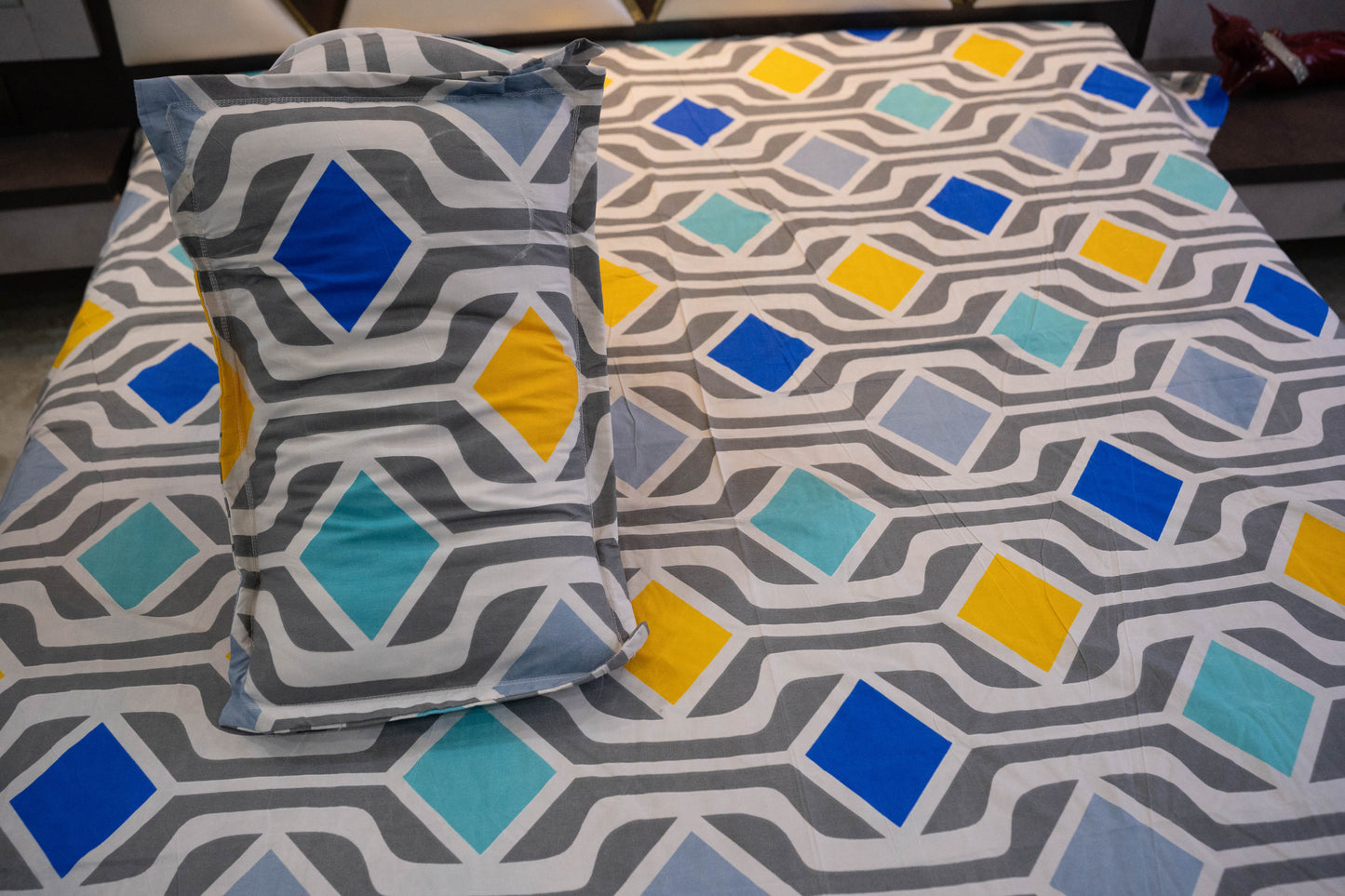 Florezia Premium Queen Size Bedsheet (90" x 100")- 300 TC